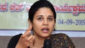 తెలుగు ఐఎఎస్ అధికారిణి రోహిణి సింధూరి సంచలనం- సీఎస్ వద్ద పంచాయతీ: ఐపీఎస్‌పై కంప్లైంట్ 
