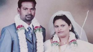 Wife; అక్రమ సంబంధం, 18 ఏళ్ల తరువాత భర్తకు డౌట్, డంబిల్ తో తీరికగా భార్యను చంపేసి సోఫాలో ? !