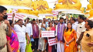 తిరుమల శ్రీవారి చెంత వైభవంగా తిరుపతి 893వ జన్మదిన వేడుకలు: శోభాయాత్రలో ఎమ్మెల్యే భూమన!!