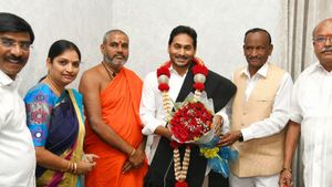  తిరుమలలో కనకదాస పీఠం: జగన్ ను కలిసిన కర్ణాటక మఠాధిపతి, బొమ్మై కేబినెట్ మంత్రి