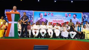 బీఆర్ఎస్, బీజేపీలపై సీఎం భూపేశ్ బఘేల్: కరీంనగర్ సభలో నేతలు  ఏకిపారేశారు