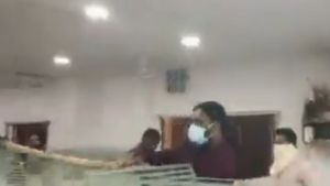  తీన్మార్ మల్లన్న ఆఫీసుపై దుండగుల దాడి, విధ్వంసం: వారిపనేనంటూ ఆరోపణ