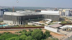  హైదరాబాద్ యూఎస్ కాన్సులేట్ వీసా సేవలపై వీడియో: కొత్త అడ్రస్ ఇదే