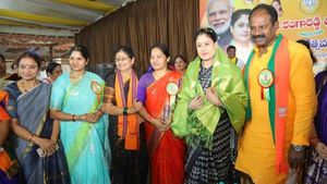 వారు మాట్లాడితే పిల్లలు టీవీ చూసే పరిస్థితి లేదు: విజయశాంతి చురకలు