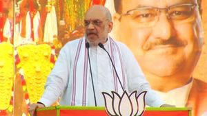 అమిత్ షాకు బండి సంజయ్ నోట్, కీలక చర్చ: సాంకేతిక లోపంతో మరో విమానంలో కేరళకు