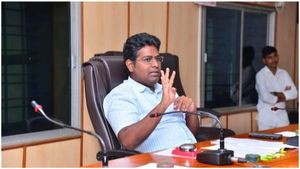 అనంతపురం, కర్నూల్ జిల్లాల బార్డర్ లో హైఅలర్ట్, కొత్తగా 18 చెక్ పోస్టులు, బళ్లారి ఎఫెక్ట్ తో ! 