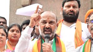 మా నౌకరీలు మాక్కావాలి: బీజేపీ నిరుద్యోగ మహాధర్నా, బండి సంజయ్ నయా వ్యూహం!!