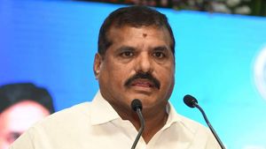 ఏపీలో ఒంటి పూట బడులు ఎప్పుడు ?- ప్రశ్నించిన టీచర్లపై బొత్స ఫైర్ ? మీకా..పిల్లలకా ?