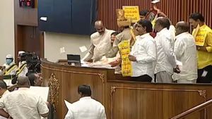 అసెంబ్లీలో కొట్టుకున్న ఎమ్మెల్యేలు - ఉద్రిక్తత..!!