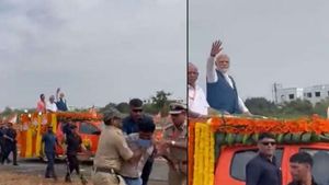 ప్రధాని మోదీ వైపు దూసుకెళ్లిన గుర్తు తెలియని వ్యక్తి..
