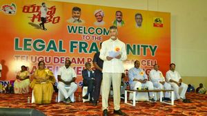 వైసీపీ సర్కార్ పై పోరాటం ఇలా.. టీడీపీ లాయర్లకు చంద్రబాబు కీలక సూచనలు..