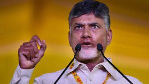 వైసీపీ చేస్తుందిదే - ఇవీ ఆధారాలు : ఎన్నికల సంఘానికి చంద్రబాబు లేఖ..!!