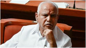మా కులం గురించి పట్టించుకోరా ?, ఎవరికో రిజర్వేషన్లు ఇస్తారా, మాజీ సీఎంకు సినిమా, రాళ్ల వర్షం !! 