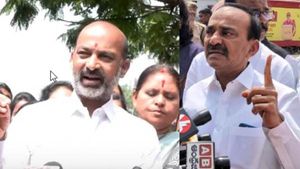 టీఎస్‌పీఎస్సీ పేపర్ లీక్‌: వారంతా రాజీనామా చేయాలన్న ఈటల, బండి సంజయ్ ఇలా