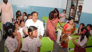  స్కూల్ పిల్లలతో కేసీఆర్ కు జై కొట్టించిన మంత్రి ఎర్రబెల్లి!!