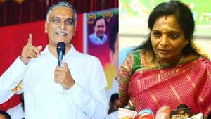 తమిళిసై, చంద్రబాబు వ్యాఖ్యలకు హరీశ్ రావు కౌంటర్: వీడియోలతో ట్వీట్లు