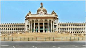 క్రిమినల్ కేసులు ఉన్న టాప్ లీడర్స్, బళ్లారినా మజాకా, మాజీ సీఎం మీద ఎన్ని కేసులంటే !! 