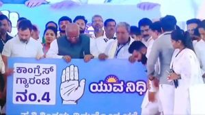 కొత్త స్కీం.. యువ నిధి: నిరుద్యోగులకు రూ.3,000, డిప్లొమా హోల్డర్లకు రూ.1,500