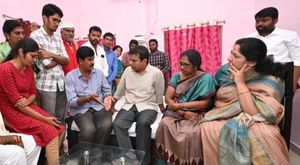 ప్రీతి మృతి కేసు: కోర్టులో సైఫ్ కు చుక్కెదురు; కేటీఆర్ ను కలిసిన ప్రీతి తల్లిదండ్రులు!!