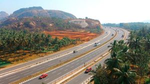 PM: ఎక్స్ ప్రెస్ హైవేని ప్రారంభించిన ప్రధాని మోదీ, గంటలోనే కారు పల్టీ, బిత్తరపోయిన ప్రజలు ! 