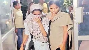 నవీన్ హత్య కేసులో నిహారికకు బెయిల్: చర్లపల్లి జైలు నుంచి విడుదల