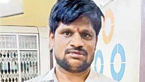 టికెట్ అడిగినందుకు రైల్వే టీసీపై ఇద్దరు యువకుల దాడి