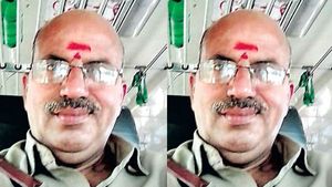 విషాదం: ఆర్టీసీ బస్సులోనే ఉరివేసుకుని కండక్టర్ ఆత్మహత్య
