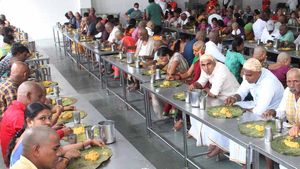 తిరుమలలో భక్తులకు నాసిరకం భోజనం!