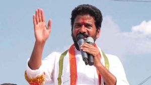 టీఎస్‌పీఎస్సీ సభ్యులకు సిట్ నోటీసులు, ఛైర్మన్‌కు కూడా?: రేవంత్ ఆరోపణలపై స్పందన