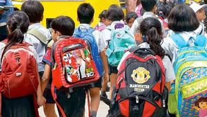 తెలంగాణలో రేపట్నుంచి ఒంటిపూట బడులు: ఇంటర్ పరీక్ష్లలకు ఏర్పాట్లు పూర్తి 