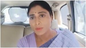 వైఎస్ షర్మిల అరెస్ట్: రాత్రి  హోటళ్లోనే, లుకౌట్ నోటీసులిచ్చారంటూ ఆగ్రహం