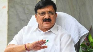 Home Minister: మీ బాధ్యతలు, లక్షణాలు ఇవేనా మంత్రిగారు ?, కారు కూడా ఆపకుండా వెళ్లిపోయారు ! 