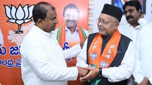 అనూహ్య పరిణామం..! వైసీపీని వీడి బీజేపీలో చేరిన గుంటూరు ముస్లిం కీలక నేత..!