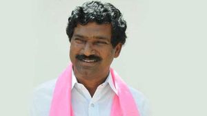 పిచ్చి పిచ్చి వేషాలు వేస్తే పెట్రోల్ పోసి తగలబెడతా- సర్పంచ్ ఇంటికి వెళ్లిన MLA