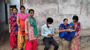 వాలంటీర్లకు ఆ అధికారం ఎక్కడిది - హైకోర్టు కీలక వ్యాఖ్యలు..!!