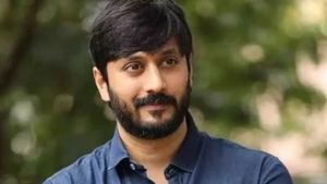 సినిమాలు తీసుకోమంటే హిందూ దేవుళ్లతో గేమ్స్ ఆడిన హీరో, సార్ కు సర్ఫ్ ఎక్స్ ఎల్ ఇచ్చిన పోలీస్ ! 