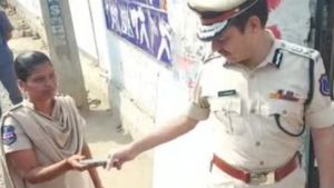  సర్ ఫోన్ నాట్ అలౌడ్: పరీక్ష కేంద్రంలో సీపీని అడ్డుకున్న మహిళా కానిస్టేబుల్, రివార్డు!
