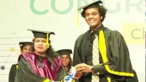 గొప్ప సేవ చేయాలి: పట్టా అందుకున్న హిమాన్షుకు కేసీఆర్ దంపతుల ఆశీర్వాదం