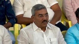పొత్తుల బేరాలు: ఆలపాటి రాజా ఇంటికి సుజన చౌదరి: మారుతున్న పొలిటికల్ ఈక్వేషన్స్
