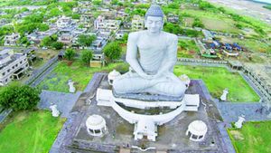 కనుసైగ చేస్తే.. అమరావతి కడతారు!!