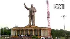 125 అడుగుల అంబేద్కర్ విగ్రహాన్ని ఆవిష్కరించిన సీఎం కేసీఆర్