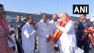 నేరుగా సభకు కాకుండా నోవాటెల్‌కు అమిత్ షా: బీజేపీ నేతలతో అత్యవసర భేటీ