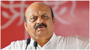 ఫ్యామిలీతో వెలుతున్న సీఎం, పక్క సీటులో భార్య, సీఎం కారు నిలిపేసి సోదాలు చేసి ?, అంతా ఓకే ! 