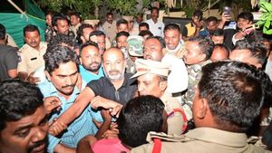 కరీంనగర్ జైలుకు బండి సంజయ్ తరలింపు: అరెస్టుపై ఎంపీ సతీమణి ఏమన్నారంటే?