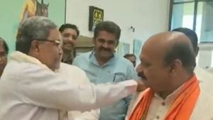 వీడియో: బొమ్మై-సిద్ధు భాయ్ భాయ్: భుజంపై కొట్టి విషెస్
