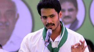  మాజీ సీఎం కొడుకు, సినిమా హీరో, మర్యాదగా ఇక్కడి నుంచి వెళ్లిపో, మహిళల చివాట్లు ! 