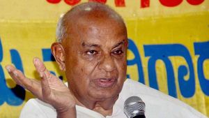 పైకి మాత్రమే శత్రువులు, లోపల ఇద్దరు మాజీ సీఎంలకు అగ్రిమెంట్ కుదిరింది, మాజీ ప్రధాని ఫైర్ ! 
