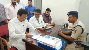 హోమ్ మంత్రి అమిత్ షా మీద ఎఫ్ఐఆర్, బెదిరిస్తారని కేసు పెట్టిన టాప్ లీడర్స్ ! 