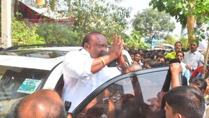 మంత్రి గంగుల కమలాకర్‌కు తప్పిన ప్రమాదం: కాలికి గాయం