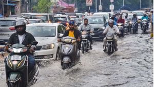 Alert: హైదరాబాద్‌లో భారీ వర్షం, అవసరమైతే తప్ప బయటికి రావొద్దు